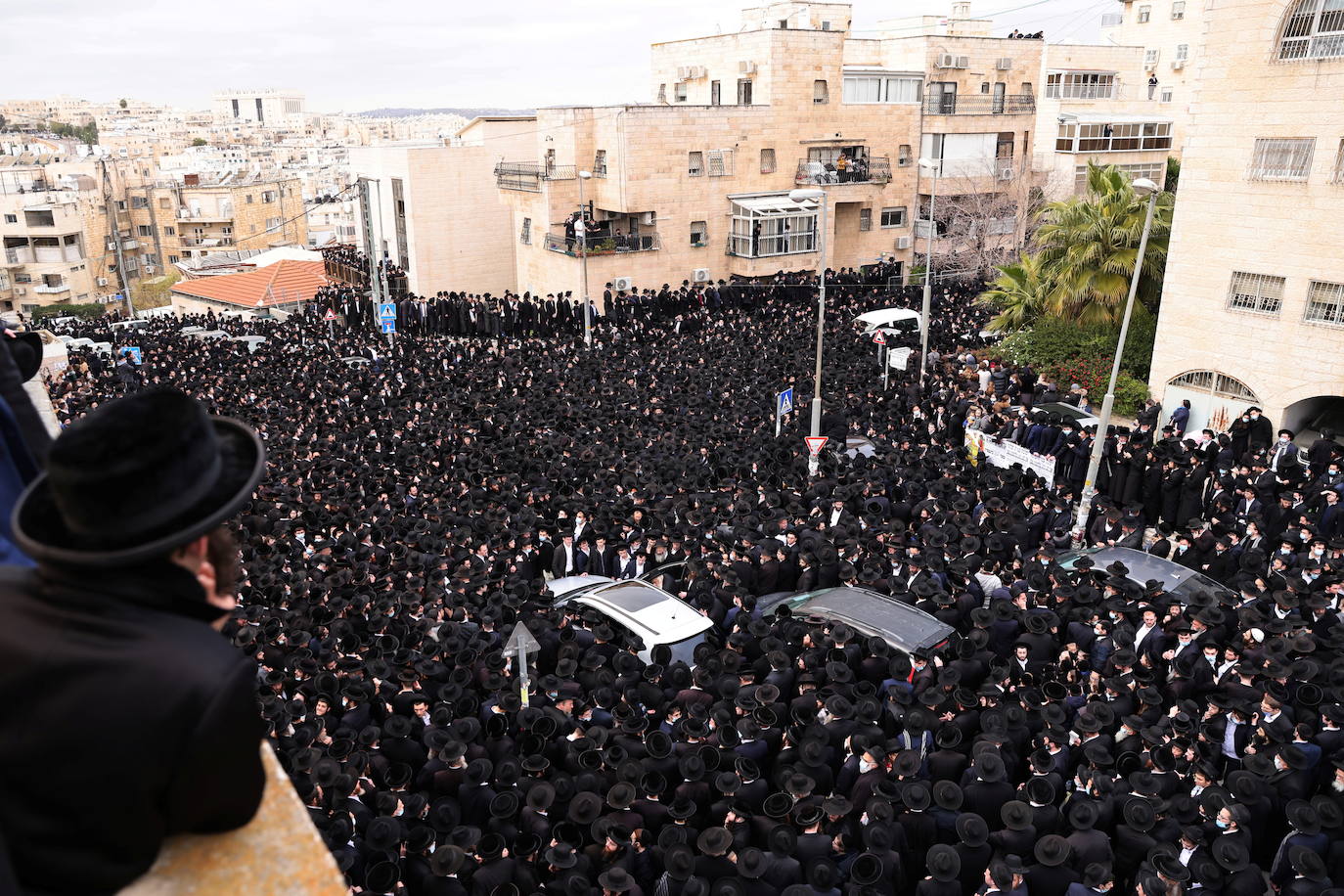 Muchas calles de Jerusalén se tiñieron de negro durante los funerales, en los que participaron centenares de judíos ultraortodoxos. 