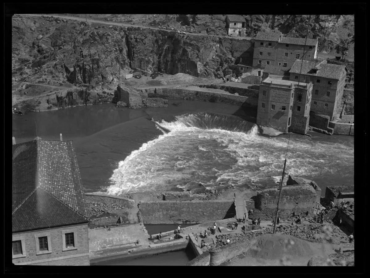 Abajo, trabajos en la Casa Elevadora. En el extremo de la presa, la central eléctrica adosada a los antiguos molinos de San Servando. Foto de Mora Carbonell. Archivo Municipal de Toledo. 