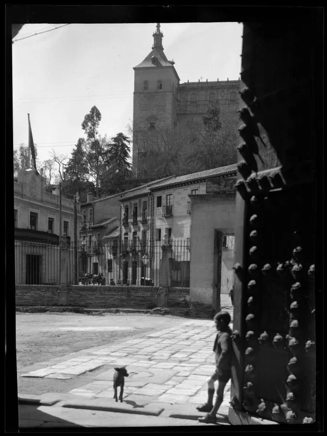 Escena en la entrada del Hospital de Santa Cruz. Al fondo, el edificio del Gobierno Militar en la plaza de Santiago de los Caballeros. Foto de Mora Carbonell. Archivo Municipal de Toledo. 