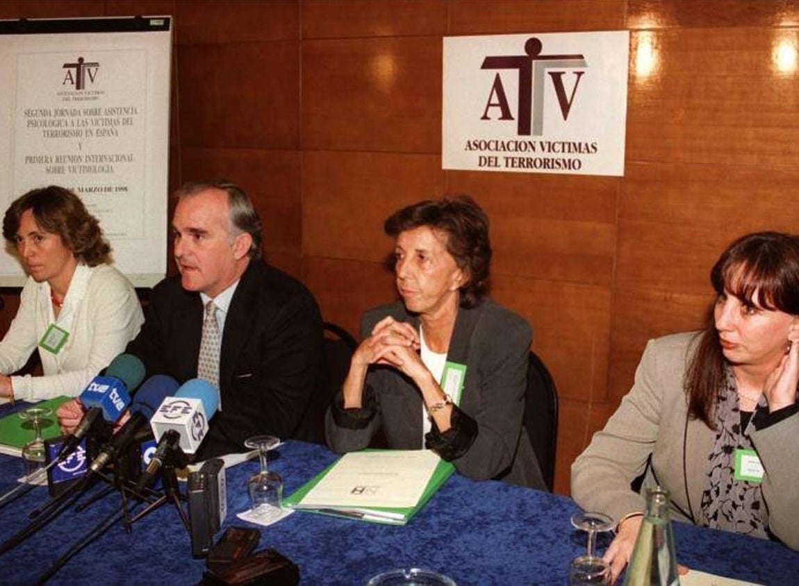 La asistencia psicológica, una prioridad. En marzo de 1998, la AVT celebró Segunda Jornada sobre Asistencia Psicológica a las Víctimas del Terrorismo en España y Primera Reunión Internacional sobre Victimología, lo que ponía de manifiesto su temprana preocupación por asistir a las víctimas más allá de lo material. Hoy sigue siendo uno de los servicios fundamentales que presta a sus asociados.