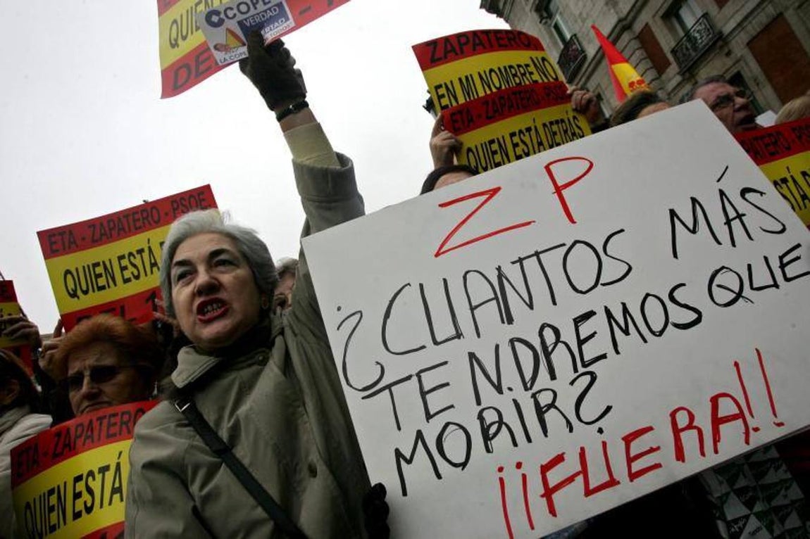 Atentado de la T4: La tregua por los aires. ETA saltó por los aires la negociación con el Gobierno con el atentado de la T4 en Barajas perpetrado el 30 de diciembre de 2006 en el que asesinaron a dos personas. El día después, miles de personas se concentraron ante los ayuntamientos de las principales ciudades españolas, convocadas por la Asociación de Víctimas del Terrorismo (AVT), para condenar el ataque. Se escucharon gritos de dimisión contra el presidente del Gobierno.