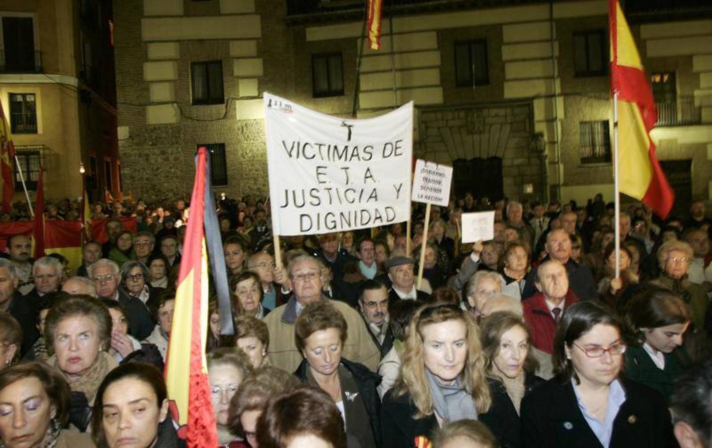 Dolor por cada asesinato. Las concentraciones en apoyo de las familias de los asesinados fueron una constante mientras ETA siguió matando. Esta pertenece a la convocada por la AVT el 5 de diciembre de 2007  en la madrileña plaza de la Villa tras el asesinato en Francia del guardia civil Fernando Trapero.