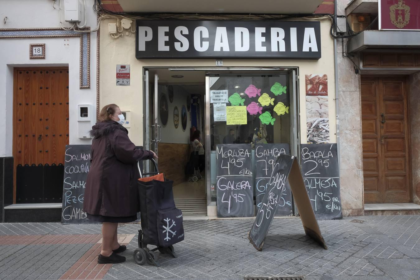 En imágenes: Dos Hermanas echa el cierre a los bares y a todo el comercio no esencial