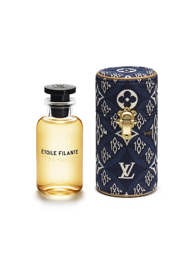 Lo nuevo de Louis Vuitton. La firma de lujo presenta su nuevo perfume femenino Étoile Filante, creado en Grasse por el maestro perfumista Jacques Cavallier Belletrud. Un perfume en el que reina el Osmanthus, la nota clave en una partitura con matices afrutados de albaricoque y cassis le confieren una suavidad única, tan delicada como la piel de un melocotón.. Precio: 225€ /100ml