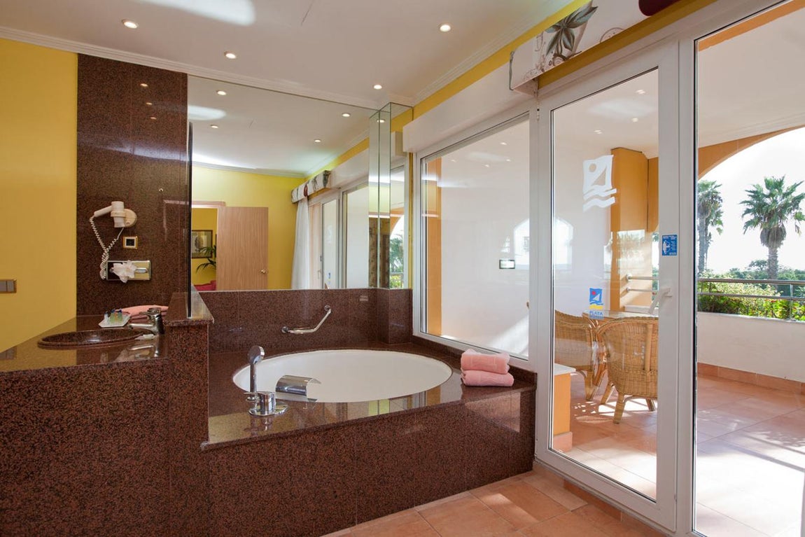 El hotel que Amancio Ortega ha comprado en Cádiz. Los baños de las habitaciones de categoría más alta poseen además de una amplia ducha, jacuzzi.