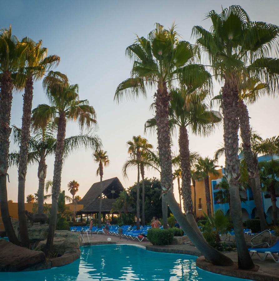 El hotel que Amancio Ortega ha comprado en Cádiz. El complejo está enfocado a familias y posee todo tipo de rincones con encanto para que sus huéspedes no deseen salir. Desde piscinas a parques acuáticos, Spa., zona de juegos con petanca, shuffle-board, tiro con carabina, mini golf y ping pong.