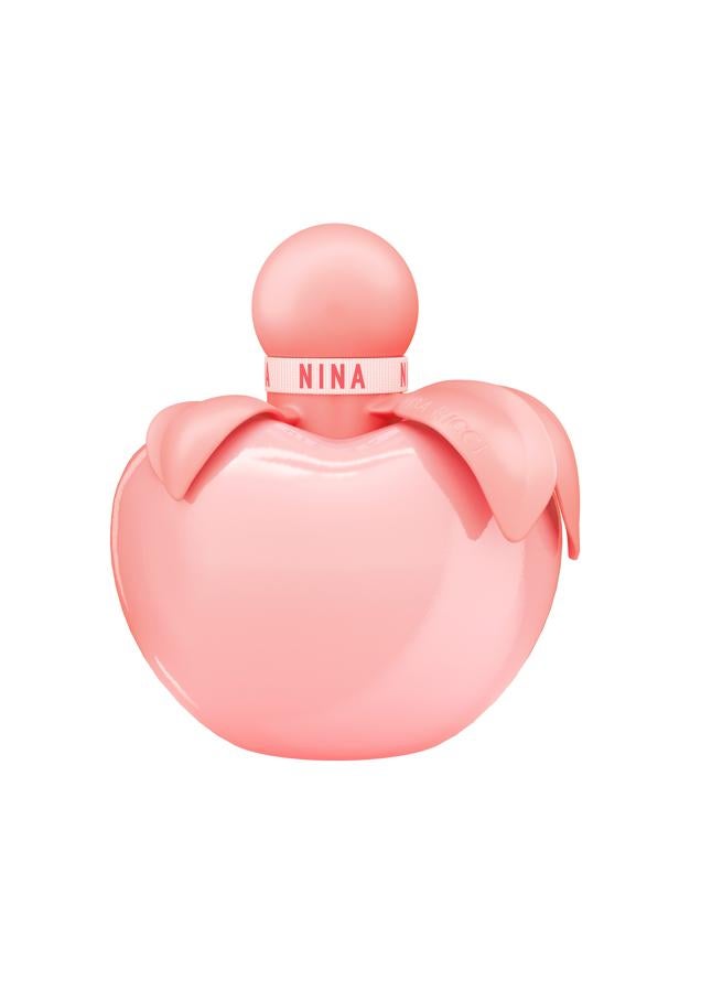Rosa y más rosa. Otro gran homenaje a las rosas es el último lanzamiento de Nina Ricci. Rosa, por supuesto, pero no uno cualquiera. El que viste la mítica manzana en esta ocasión es un rosa candy, ultra-glossy sobre el vidrio, que evoca el estilo bubble-gum victo en el desfile SS20 de la Maison. Y en nariz, vicos y radiantes, la bergamota y el limón se unen a una pera jugosa para crear un acorde luminoso y ultra-fresco. Un toque ácido que se funde con la flor de azahar y la esencia de nerolí, con toques de jazmín. Precio: 87 € / 80 ml