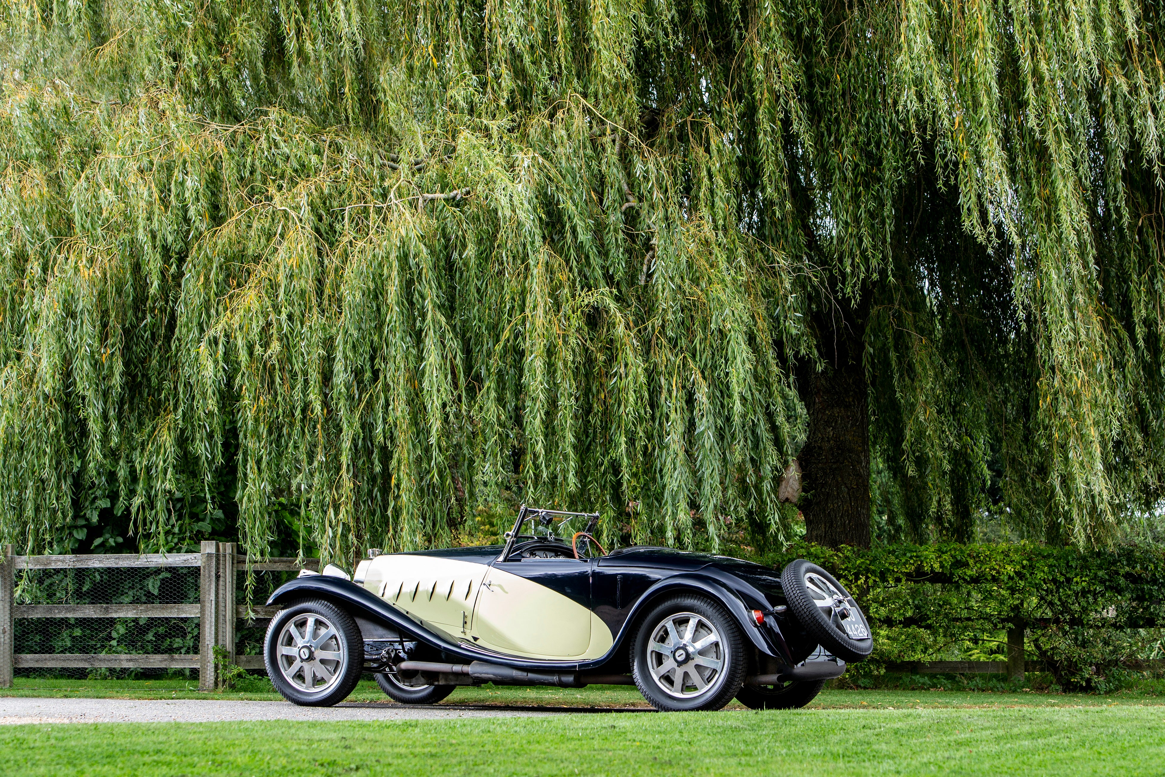 Bugatti Type 55 Super Sport (chasis 55221). Un entusiasta de Bugatti pagó 5,07 millones de dólares por un Type 55 de 1931 en París en febrero pasado. Esto convirtió al vehículo con el número de chasis 55221 en el automóvil más caro que se vendió en una de las subastas de Rétromobile 2020. Se trata de un vehículo excepcional: Louis Chiron y el conde Guy Bouriat-Quintart lo co-condujeron como un coche de carreras de fábrica en las 24 Horas de Le Mans en 1932. El propietario posterior puso una carrocería Figoni única en el chasis. Con este cuerpo, el Type 55 permaneció en la familia durante más de 60 años. Su motor turboalimentado de 8 cilindros y 2,3 litros produce una potencia de unos 160 CV.