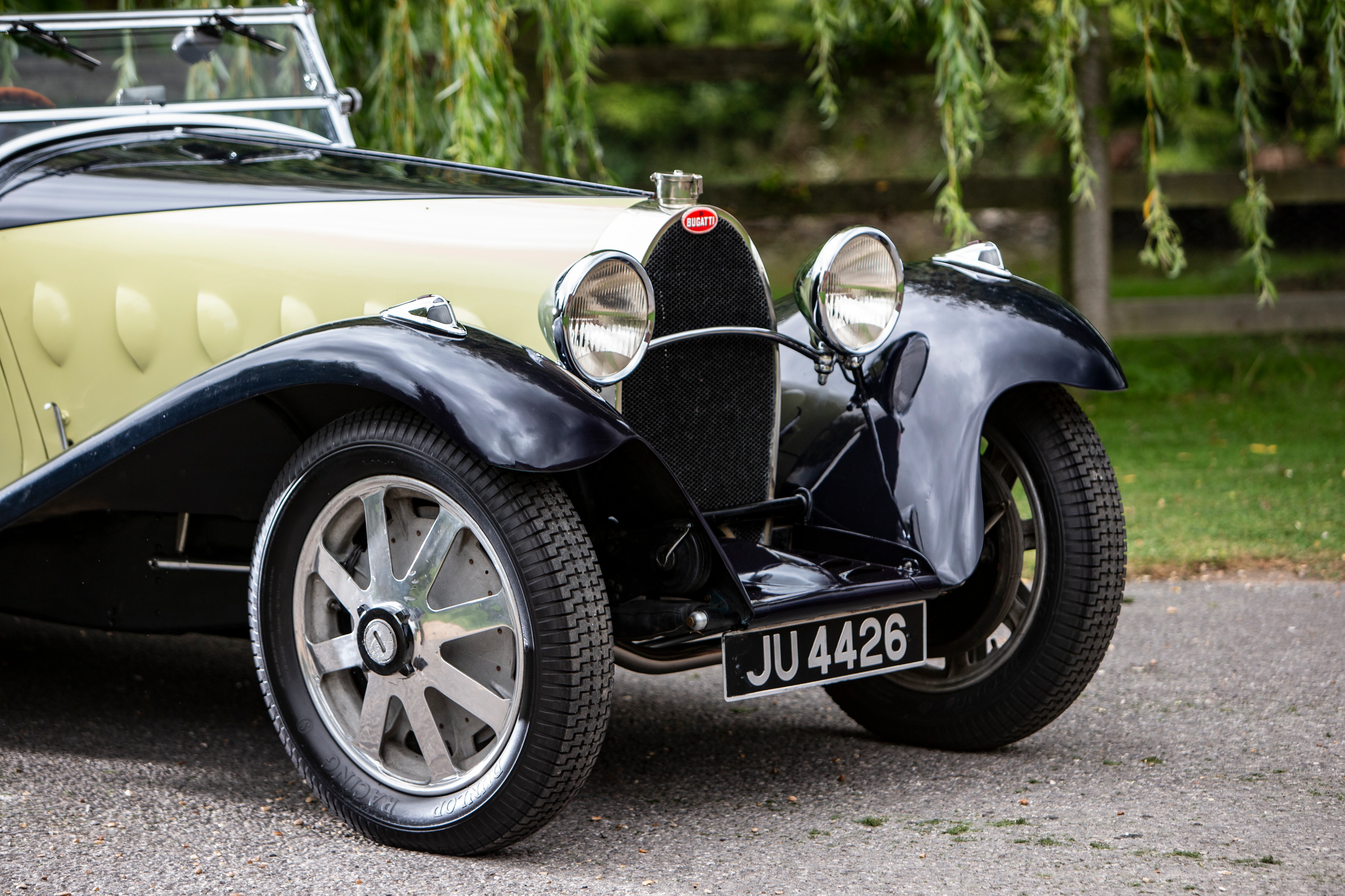 Bugatti Type 55 Super Sport (chasis 55221). ﻿Un entusiasta de Bugatti pagó 5,07 millones de dólares por un Type 55 de 1931 en París en febrero pasado. Esto convirtió al vehículo con el número de chasis 55221 en el automóvil más caro que se vendió en una de las subastas de Rétromobile 2020. Se trata de un vehículo excepcional: Louis Chiron y el conde Guy Bouriat-Quintart lo co-condujeron como un coche de carreras de fábrica en las 24 Horas de Le Mans en 1932. El propietario posterior puso una carrocería Figoni única en el chasis. Con este cuerpo, el Type 55 permaneció en la familia durante más de 60 años. Su motor turboalimentado de 8 cilindros y 2,3 litros produce una potencia de unos 160 CV.