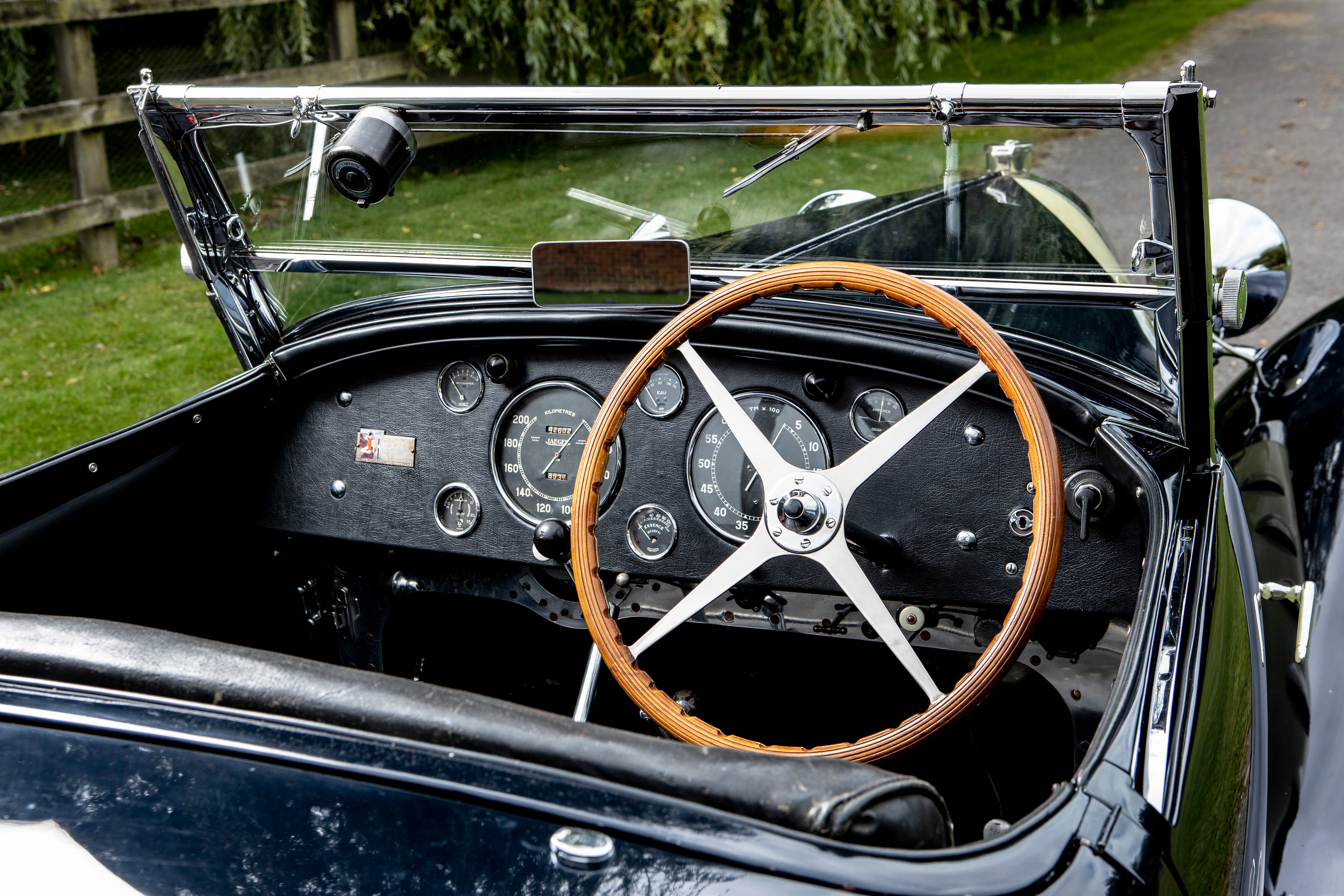 Bugatti Type 55 Super Sport (chasis 55221). Un entusiasta de Bugatti pagó 5,07 millones de dólares por un Type 55 de 1931 en París en febrero pasado. Esto convirtió al vehículo con el número de chasis 55221 en el automóvil más caro que se vendió en una de las subastas de Rétromobile 2020. Se trata de un vehículo excepcional: Louis Chiron y el conde Guy Bouriat-Quintart lo co-condujeron como un coche de carreras de fábrica en las 24 Horas de Le Mans en 1932. El propietario posterior puso una carrocería Figoni única en el chasis. Con este cuerpo, el Type 55 permaneció en la familia durante más de 60 años. Su motor turboalimentado de 8 cilindros y 2,3 litros produce una potencia de unos 160 CV.