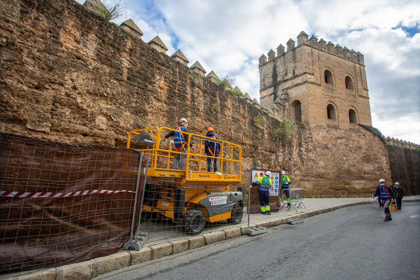 Primera fase de los trabajos de restauración de la muralla de la Macarena