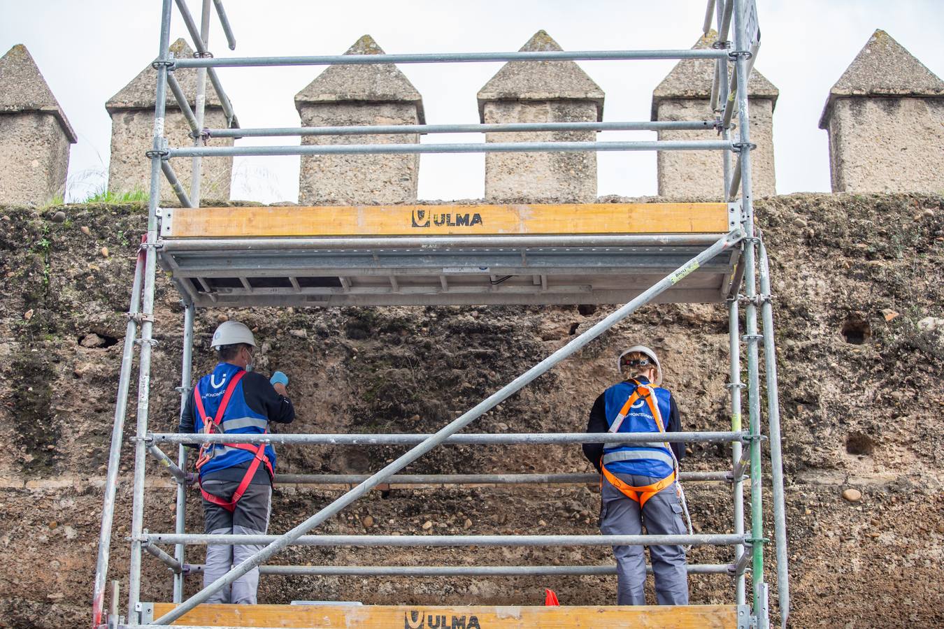 Primera fase de los trabajos de restauración de la muralla de la Macarena