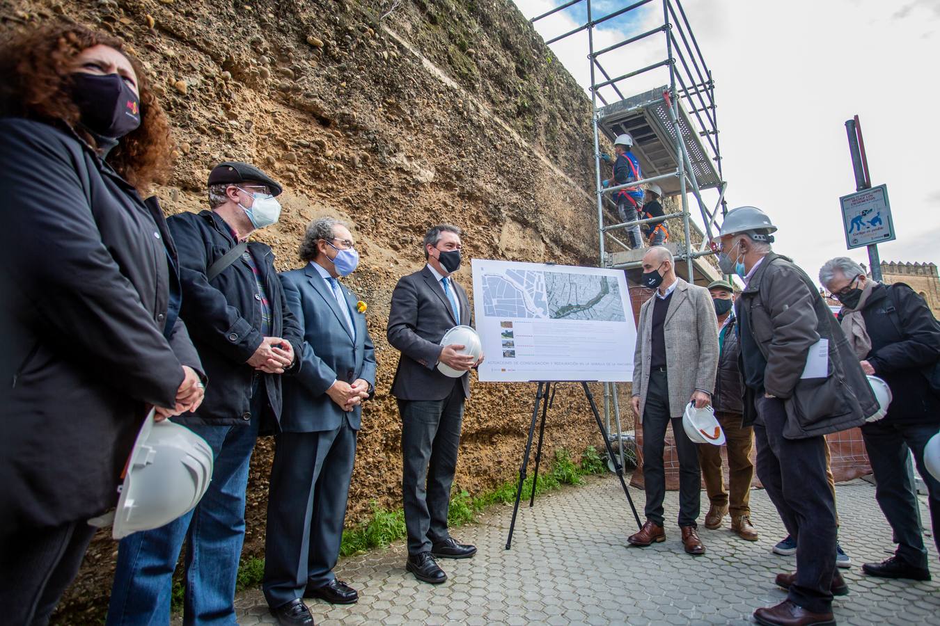 Primera fase de los trabajos de restauración de la muralla de la Macarena