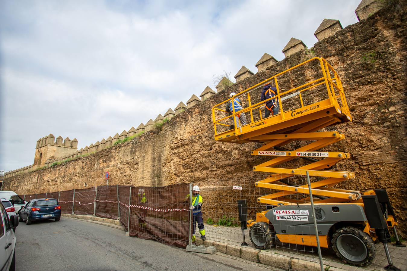 Primera fase de los trabajos de restauración de la muralla de la Macarena