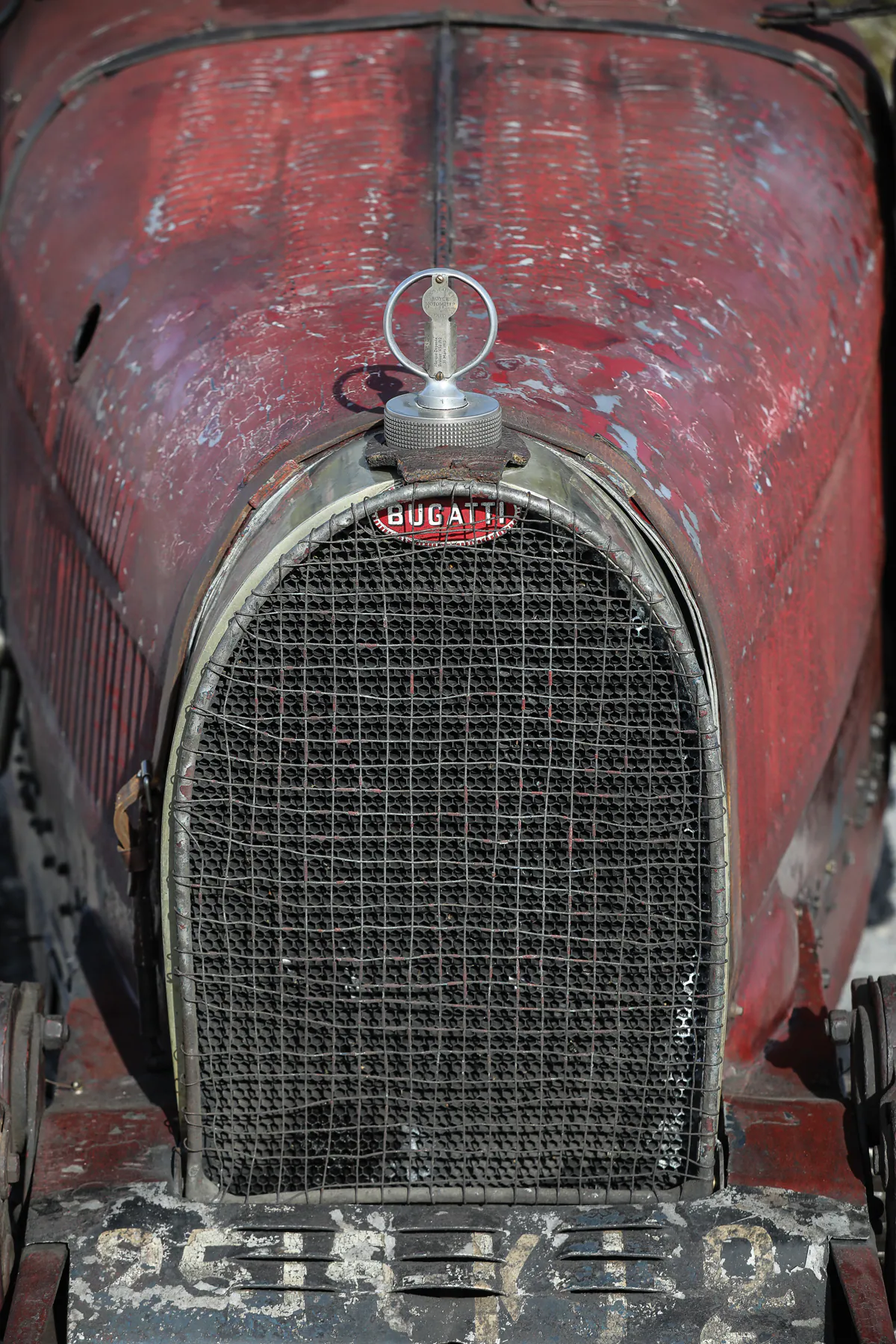 Bugatti Tipo 35C (Chasis 4871). Un Bugatti Type 35C Grand Prix que data de 1928 se vendió por 5,23 millones de dólares en una subasta de Gooding &amp; Company en Londres, un récord para el Type 35. Este coche con el número de chasis 4871 fue construido originalmente para el Targa Florio 1928. El primer propietario privado fue Jannine Jennky, un piloto de carreras francés que lo llevó a la victoria general en la primera Coupe de Bourgogne en Dijon. Ahora con más de 90 años, el vehículo solo tuvo cuatro propietarios después de 1932. Permanece en su estado original, sin restaurar. Hasta 1930, Bugatti produjo el Tipo 35C con un motor de 8 cilindros en línea y una capacidad de dos litros. Con la ayuda de un sobrealimentador tipo Roots, la unidad de potencia ofrece una potencia de 125 CV, lo que permite una velocidad máxima de más de 200 km / h hace más de 90 años.