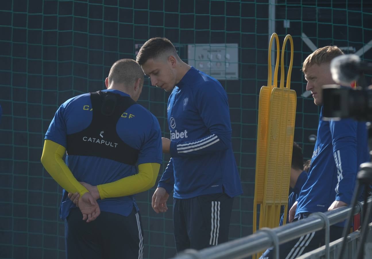 FOTOS: El Cádiz CF ya entrena con sus dos nuevos refuerzos