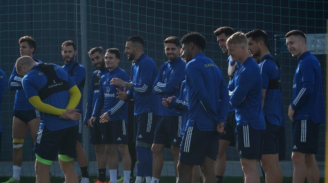 FOTOS: El Cádiz CF ya entrena con sus dos nuevos refuerzos