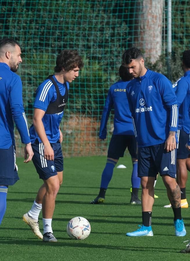 FOTOS: El Cádiz CF ya entrena con sus dos nuevos refuerzos