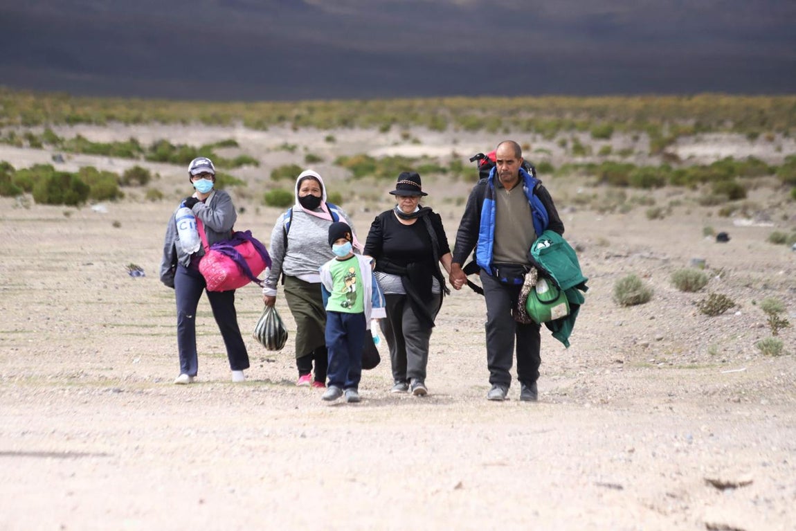 Una familia venezolana cruza la frontera entre Bolivia y Chile. 