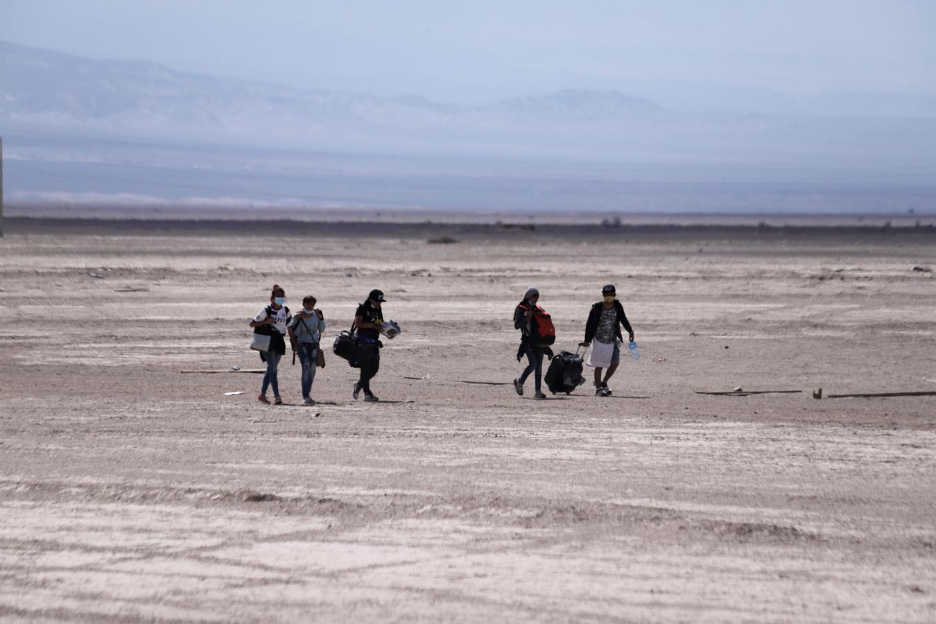 Emigrantes venezolanos caminan por el desierto en busca de una vida mejor. 