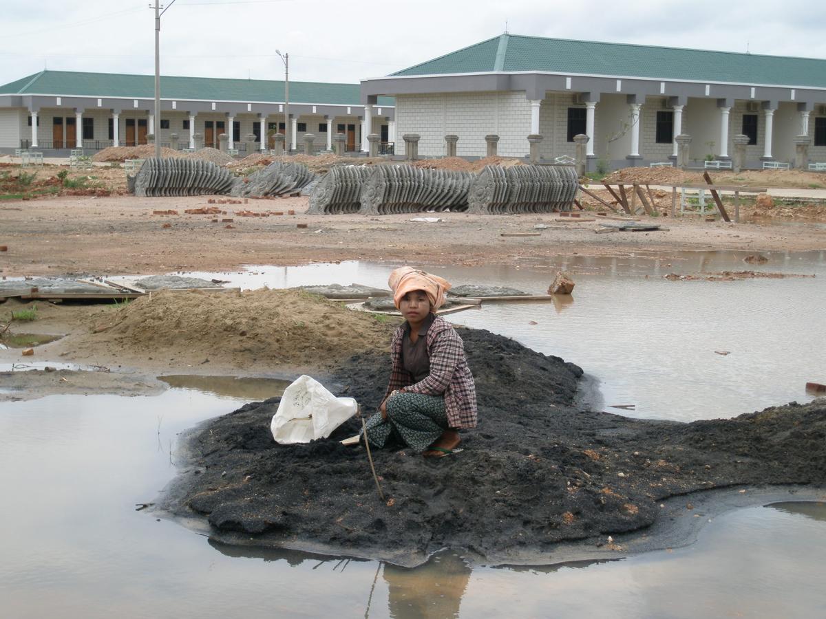 En la construcción de Naypyidaw participaban hasta niños que solo ganaban 1.200 kyiats (1 dólar) al día por pasarse 12 horas juntado ladrillos, removiendo mezclas y arrastrando sacos de tierra y cemento. 