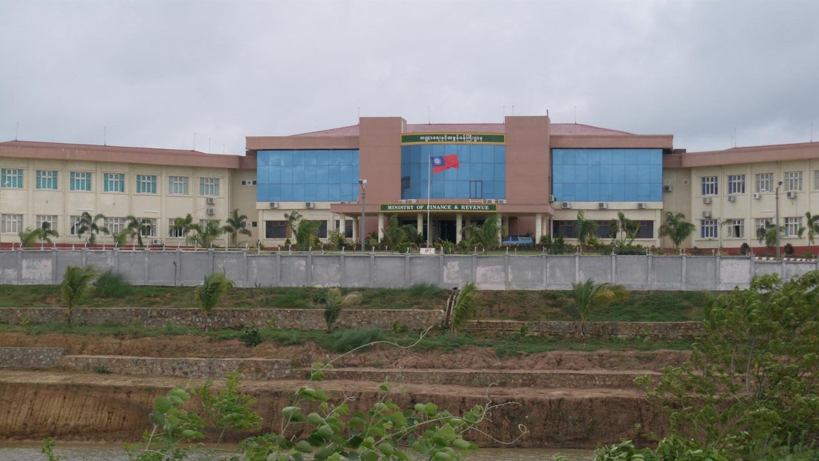 Para aislarse del pueblo, la Junta militar trasladó la capital de Yangón (Rangún) a Naypyidaw, una «ciudad-búnker» construida en plena jungla donde solo viven los funcionarios. 