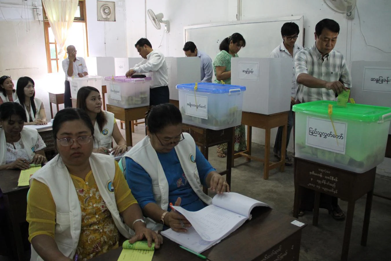El día de la votación se formaron largas colas en los colegios electorales, ya que los birmanos estaban ansiosos de poder elegir a sus gobernantes después de 25 años de dictadura militar. 