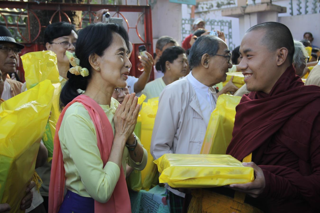 En 2010 empezó una tímida transición con la liberación de la premio Nobel de la Paz Aung San Suu Kyi, mártir de la lucha por la democracia que se había pasado 15 de los últimos 20 años bajo arresto domiciliario. 