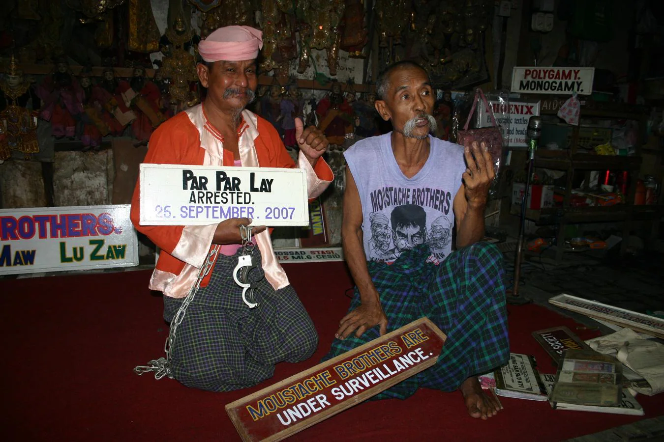 En Mandalay, el trío de cómicos «Los Hermanos del Bigote» tenía problemas con la ley por sus chistes sobre el régimen y uno de ellos, Par Par Lay, fue condenado a seis años de trabajos forzados. 