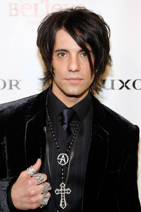 También en 2007 volvió al mundo de la interpretación de la mano de Criss Angel, con quien fue fotografiada en varias ocasiones besándose apasionadamente.. 