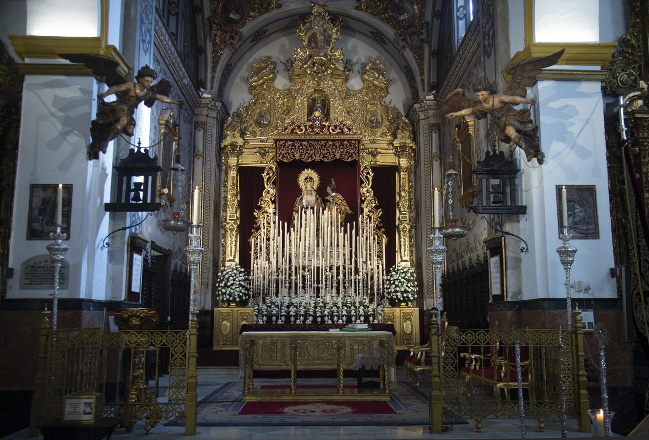 La Virgen de la Amargura, en el altar mayor de San Juan de la Palma