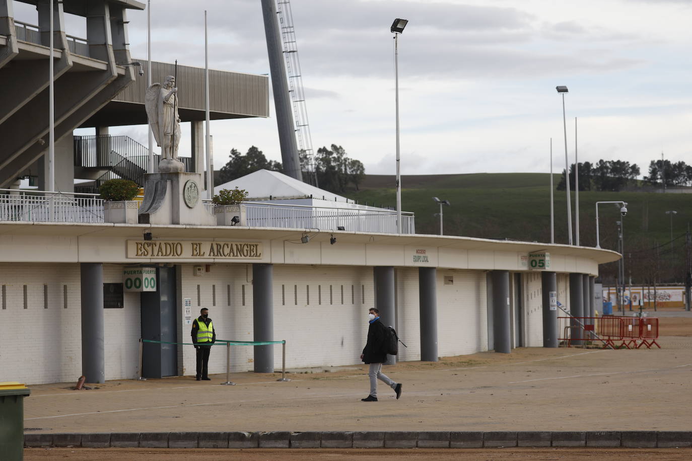 El gélido ambiente del Córdoba CF - Recreativo Granada a puerta cerrada, en imágenes