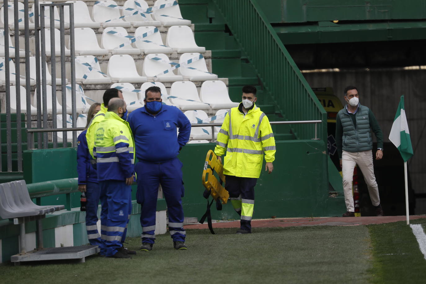 El gélido ambiente del Córdoba CF - Recreativo Granada a puerta cerrada, en imágenes