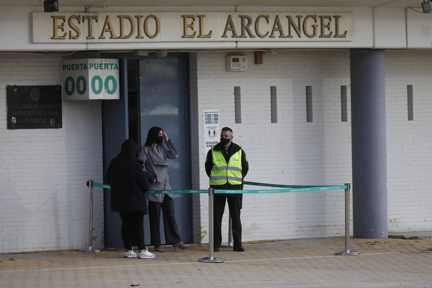 El gélido ambiente del Córdoba CF - Recreativo Granada a puerta cerrada, en imágenes