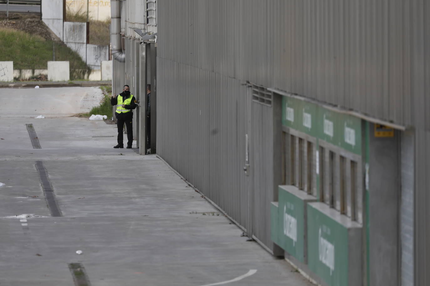 El gélido ambiente del Córdoba CF - Recreativo Granada a puerta cerrada, en imágenes