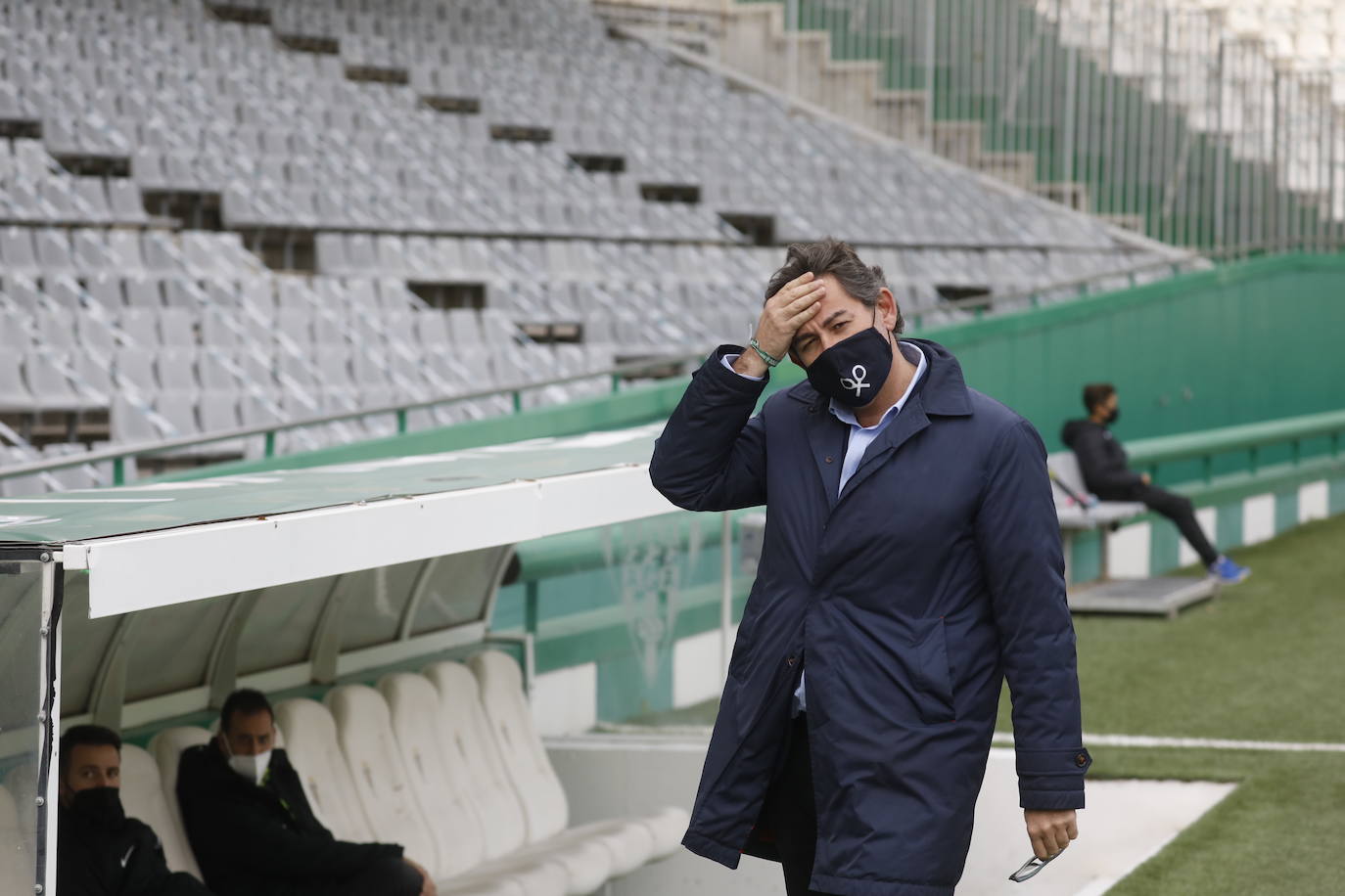 El gélido ambiente del Córdoba CF - Recreativo Granada a puerta cerrada, en imágenes