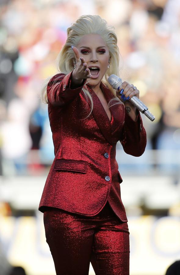 Lady Gaga - 2016. Ese año Gaga fue la encargada de cantar el himno nacional y para la ocasión optó por un dos piezas de Gucci muy patriótico. Confeccionado en lurex rojo, con botones plateados y de corte setentero, lo combinó con unas plataformas de paillettes con la bandera estadounidense y sombras del mismo tono.