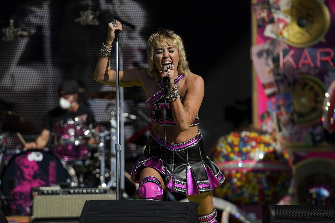 Miley Cyrus - 2021. La cantante lució un look inspirado en los uniformes de las animadoras firmado por Gucci. Alessandro Michele diseñó en exclusiva este dos piezas en tonos fucsia y negro con detalles metalizados al que añadió un bordado con las siglas FTW (For the win) para animar a los jugadores. Lo complementó con un maquillaje en tonos plateados y manicura a juego ideada también por el creador italiano.
