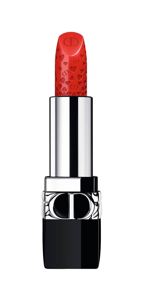 La mítica barra de labios de Dior, adornada con un revoloteo de corazones en su edición limitada San Valentín, es un regalo perfecto. En un rojo satinado, con el tono Red Smile o el emblemático 999, y enriquecida con extractos de peonía y flor de granada, de larga duración (43 €).. 