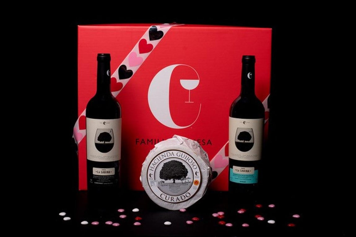 Vino y queso, sabe a beso. La bodega Familia Conesa-Pago Guijoso, una de las sólo 20 que cuenta con la denominación de origen Vino de Pago, el mayor reconocimiento a la calidad y a la singularidad que existe en España, propone un pack muy especial con un queso curado madurado en bodegas naturales bajo tierra sobre tablas de madera de sabina y dos vinos monovarietales de La Sabina, la gama que comprende los vinos más complejos y con mayor tiempo tanto en barrica como en bodega. Porque siempre se dijo que vino y queso, sabe a beso. (Precio: 50€).