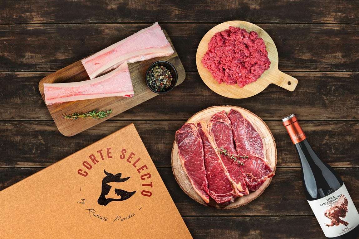Amantes carnívoros. CorteSelecto, el e-commerce de Rubiato Paredes, nació para acercar la carne a las casas de los foodies más exigentes durante el Estado de alarma y ahora, con motivo de San Valentín lanza sus packs "Meatlovers" para todos aquellos amantes carnívoros que quieras darse un homenaje en casa. Con distintos cortes y tipos de carne, los amantes del vacuno encontrarán por ejemplo un pack compuesto por 4 piezas de entrecot de vaca selecta, tuétano de vaca cortado y steak tartar para su preparación.Además de una botella de vino tinto Finca Zarzamochuelo (precio: 45€). Todo lo imprescindible para una suculenta velada.