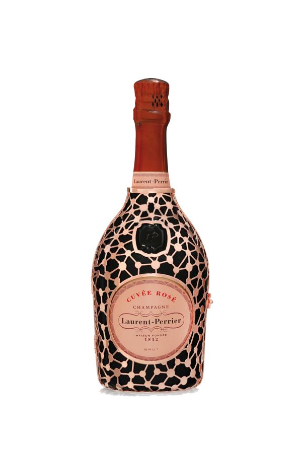 El brindis más exclusivo. Y para culminar esta fantástica jornada gastronómica y poner el broche de oro a una noche mágica, nada mejor que brindar con  Laurent-Perrier Cuvée Rosé con esta exclusiva botella Metal Jacket Constellation. Este champagne destaca por su hermoso color frambuesa y notas de fruta roja, con un aroma muy fresco, que solo el perfecto control de la maceración de Pinot Noir puede ofrecer. De venta en la zona Gourmet de El Corte Inglés, además por la compra de una botella te obsiquiarán con un estuche decorazón metálico con 10 de los mejores bombones belgas de "Créateur Chocolatier 1857" Neuhaus, inventor del bombón belga. ¿Hay algo más exclusivo?