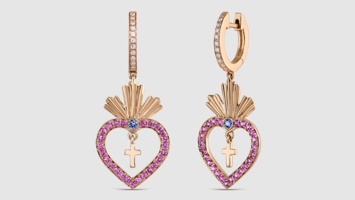 Suarez – Joyas sofisticadas para acertar en San Valentín. La colección Amuletos de Frida es una de las más exitosas de la firma español, en la que no faltan las piedras preciosas y metales de lujo. La pieza más vendida son estos pendientes de sagrado corazón, realizados en oro rosa de 18 quilates con zafiros rosas en talla redonda y diamantes talla brillante. Precio: 1.990€.