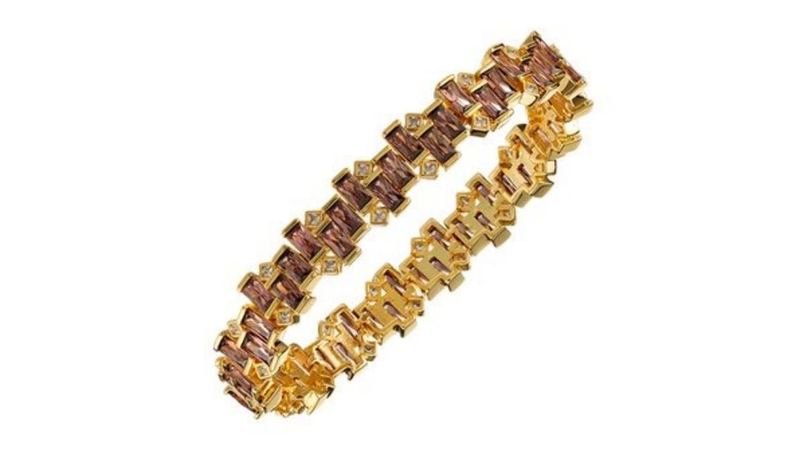 Agatha – Joyas sofisticadas para acertar en San Valentín. Para los que prefieren una joya más atemporal Agatha propone esta pulsera -es el modelo Greta- bañada en oro con circonitas blancas en talla baguette, acabada con circonitas blancas, rosa vintage y verde esmeralda engastadas en forma de rombo. Una pieza perteneciente a la colección de María Pombo con la que no hará falta añadir ningún accesorio más al estilismo. Precio: 250€.