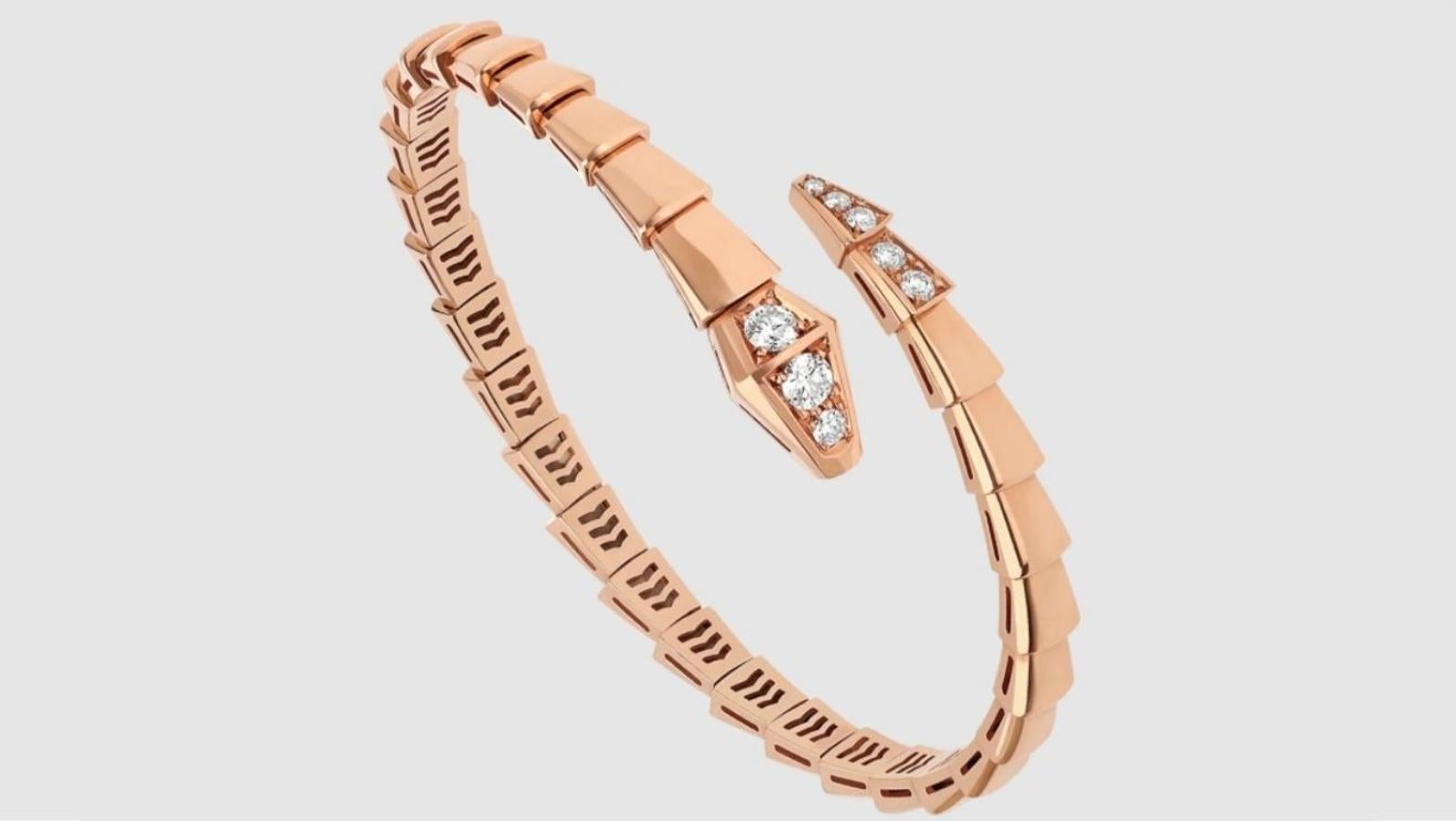 Bvlgari – Joyas sofisticadas para acertar en San Valentín. La colección Serpenti de la firma romana es un acierto seguro, donde destaca la pulsera Serpenti Viper en oro rosa de 18 quilates. Elegante, juvenil y atemporal gracias al pavé de diamantes que incluye. Precio: 7.500€.