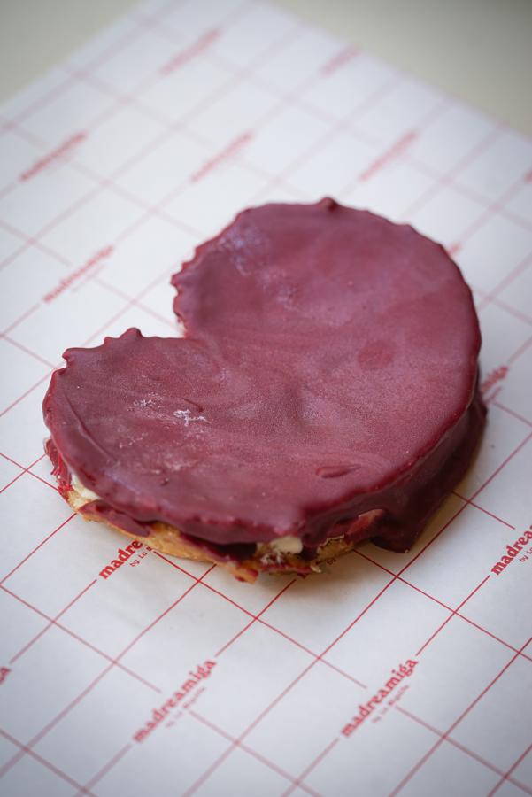 Que no falte un corazón. "Amor de Nai" es la propuesta más romántica de Madreamiga para el día de San Valentín. Este delicioso y original hojaldre con forma de corazón, con cobertura de frambuesa y relleno de chocolate blanco y vainilla, podrá adquirirse entre el 11 y el 14 de febrero tanto en el obrador de Calle Teruel, 26, como a través de su web y la plataforma de Uber Eats para entrega a domicilio. (Precio: 4,20€)