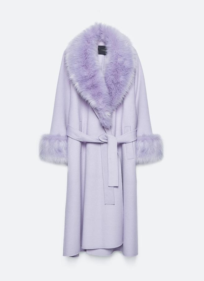 Abrigo largo en color lila de Uterqüe (precio: 129€ / antes 299€)