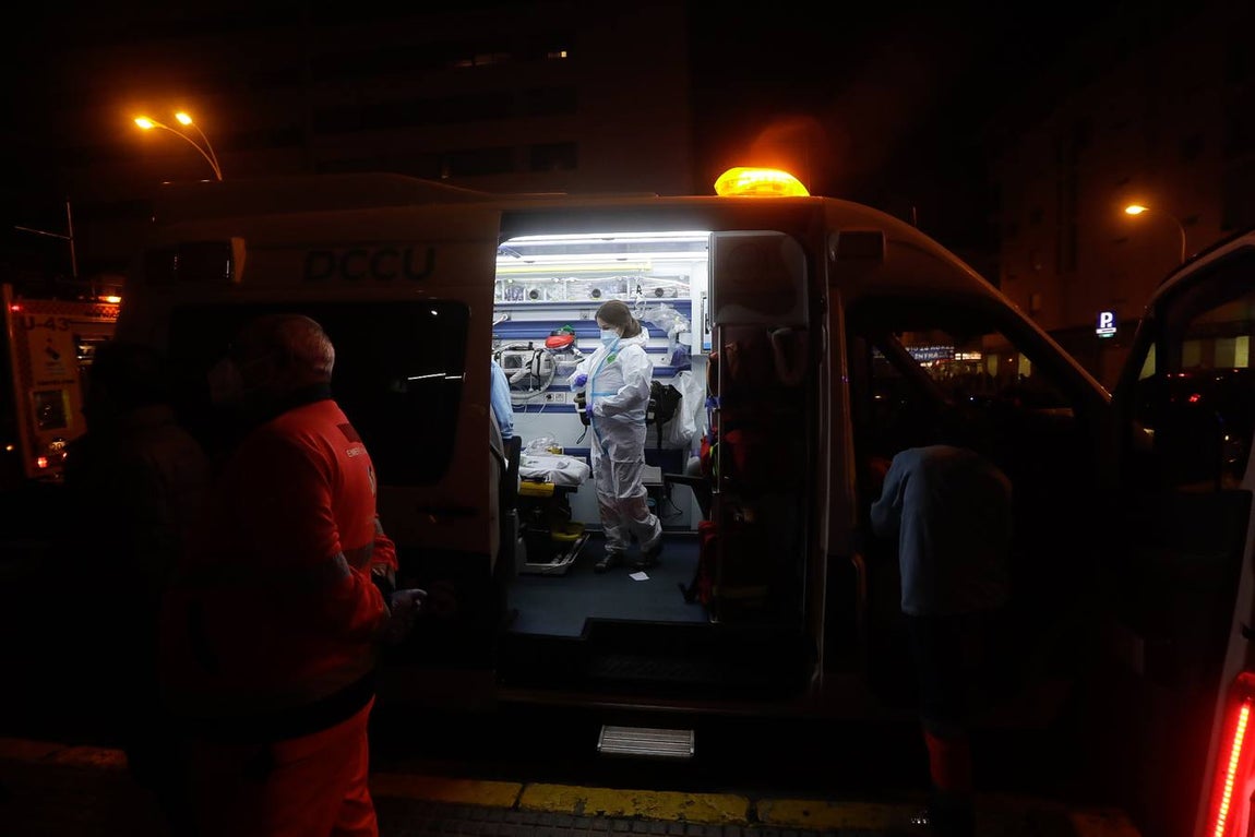 FOTOS: Así ha sido el incendio en el hospital Puerta del Mar de Cádiz