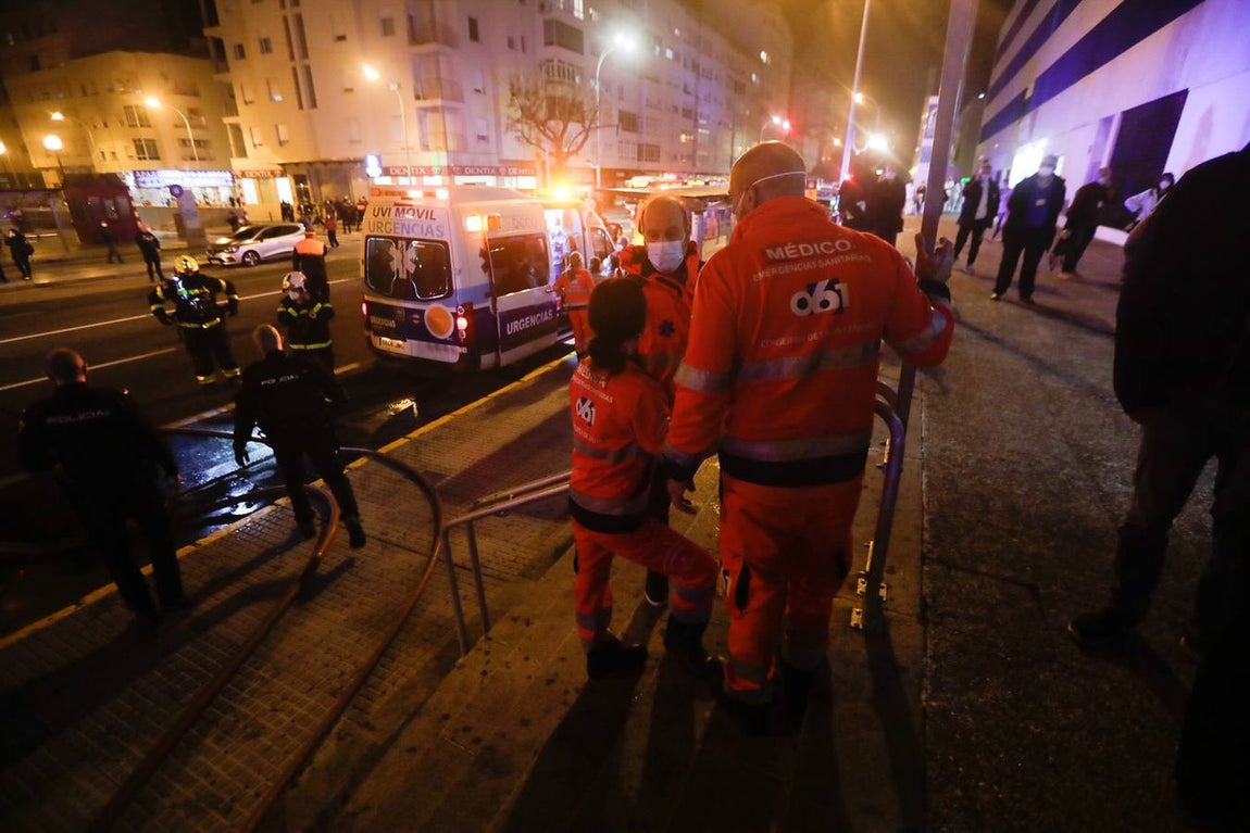 FOTOS: Así ha sido el incendio en el hospital Puerta del Mar de Cádiz