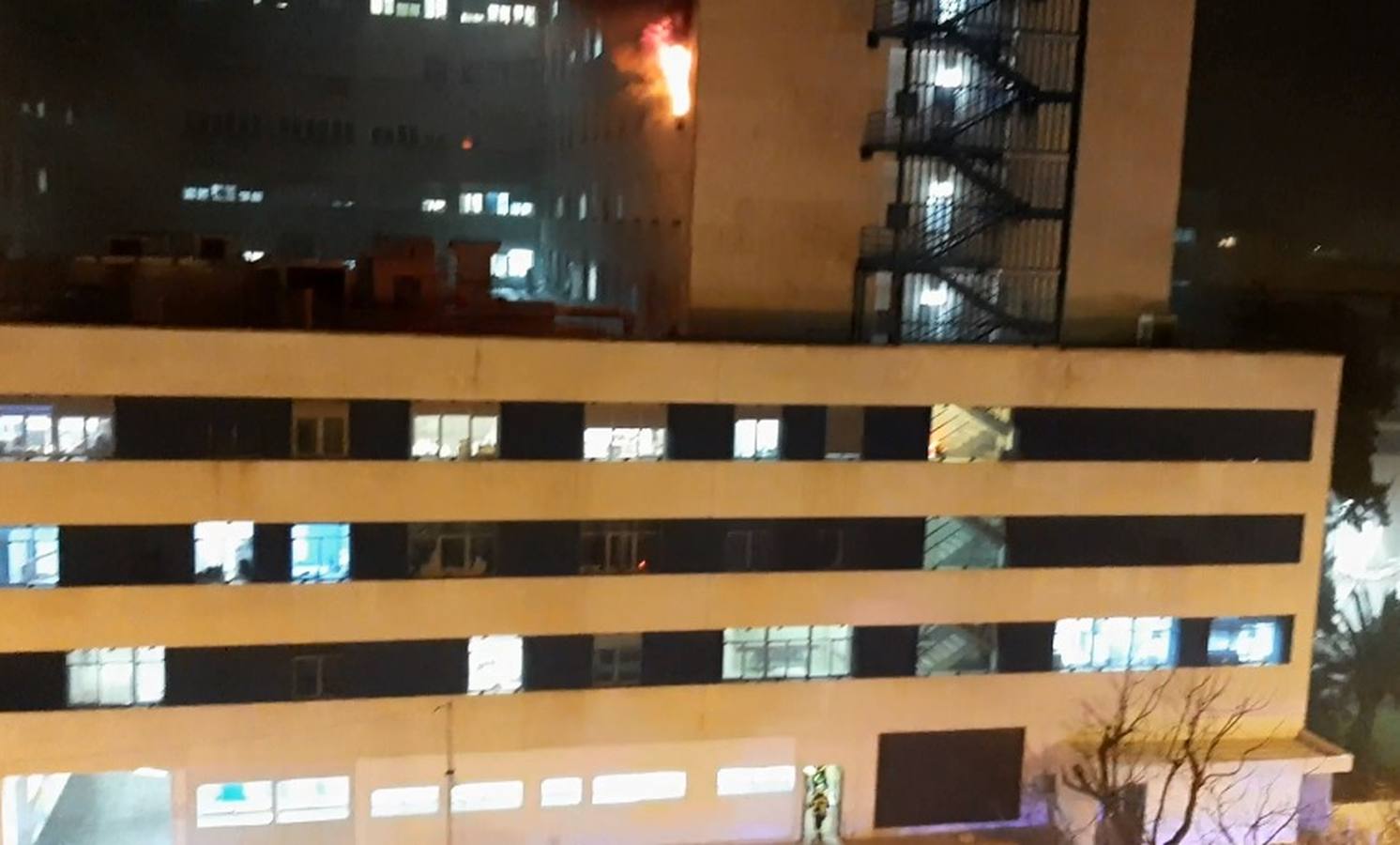 FOTOS: Alarma en Cádiz por un incendio en el hospital Puerta del Mar